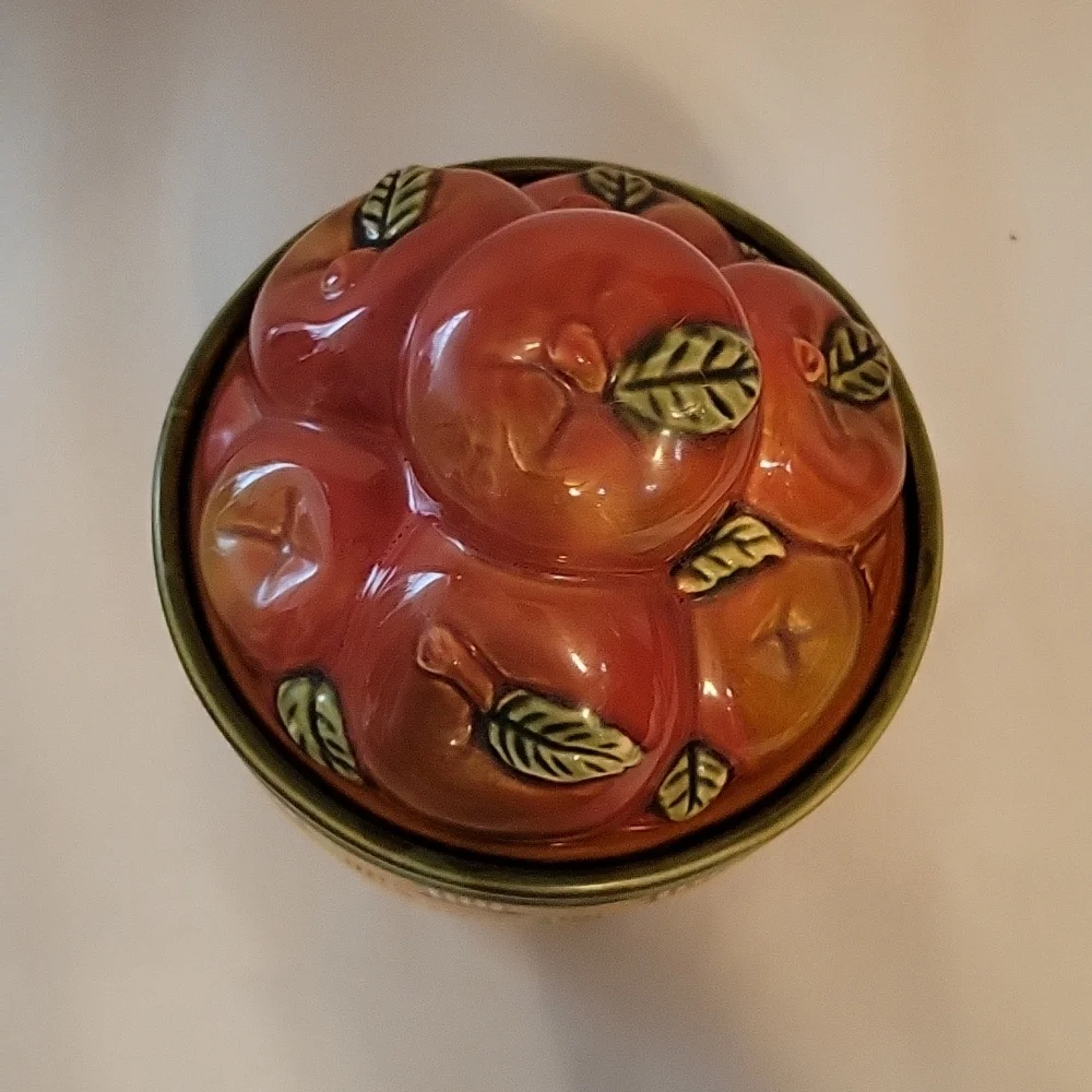 Vintage Basket of Apples Canister